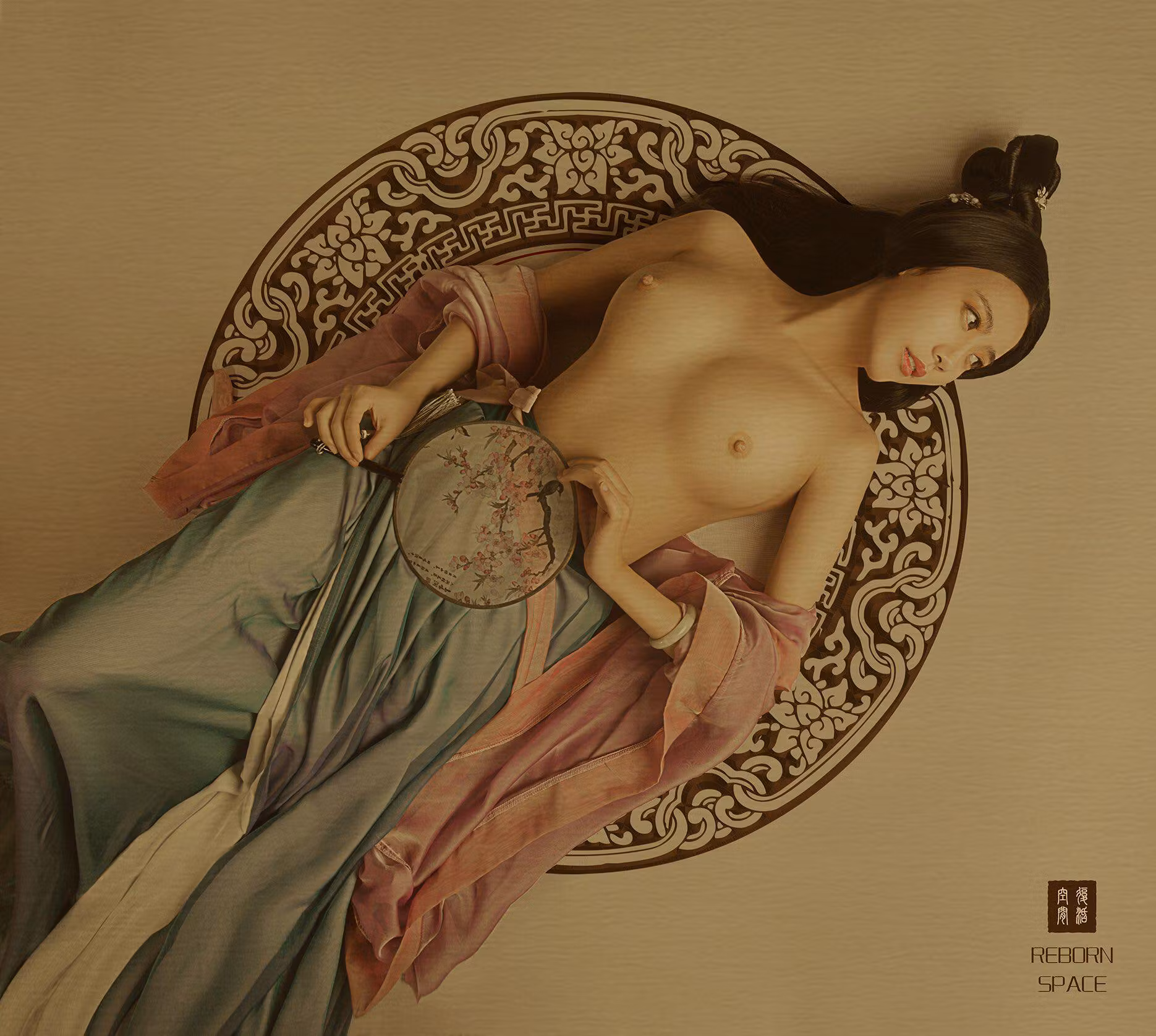 褪去飞天长裙后显露丰满美臀翘臀线条
